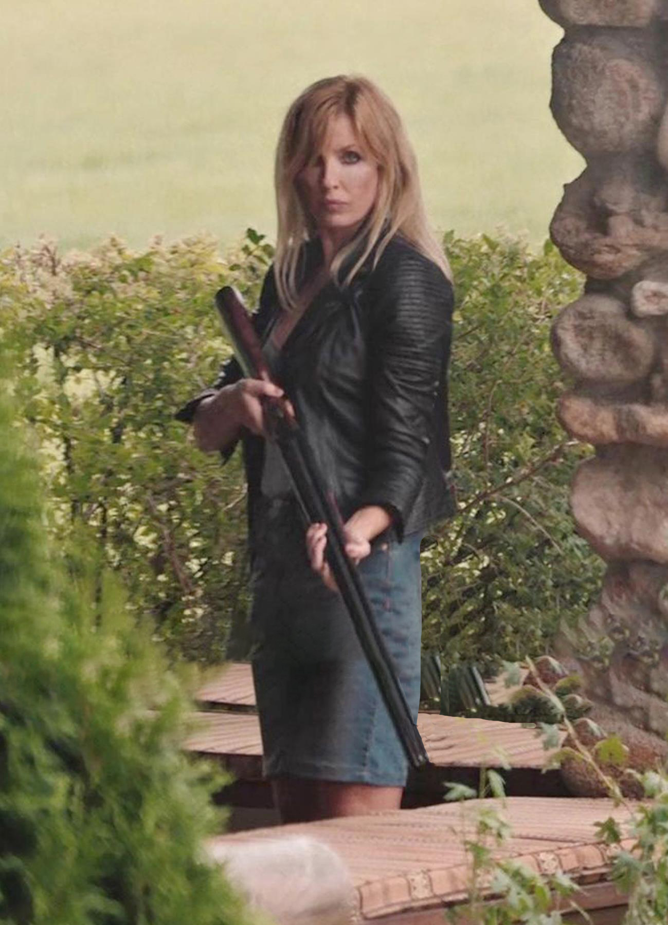 kelly-reilly-yellowstone-so4-beth-dutton-black-leather-jacket (6)